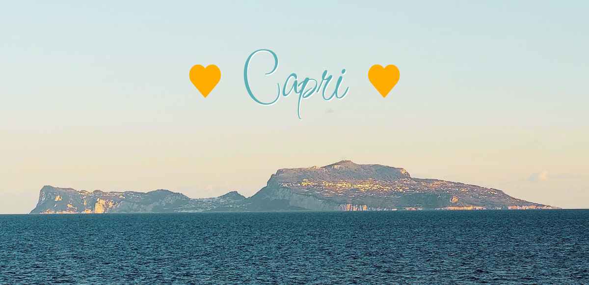 Foto der Insel Capri kurz vor dem Sonnenuntergang mit Schriftzug Capri und zwei Herzen