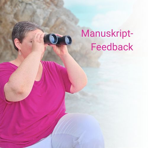 Kathrin sitzt am linken Bildrand und schaut durch ein Fernglas. Im Hintergrund sind Felsen und das türkisfarbene Meer zu sehen.