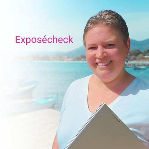 Kathrin steht im rechten Bildrand und lächelt in die Kamera. Sie hält eine Laptop unter dem Arm. Im Hintergrund sieht man den Strand von Mondello und Fischerboote.