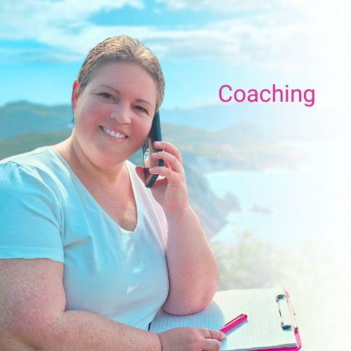 Kathrin steht am linken Bildrand. Sie hat ein Klemmbrett und einen Stift vor sich und hält das Smartphone zum Telefonieren ans Ohr. Im Hintergrund sieht man das Capo d'Enfola auf Elba.